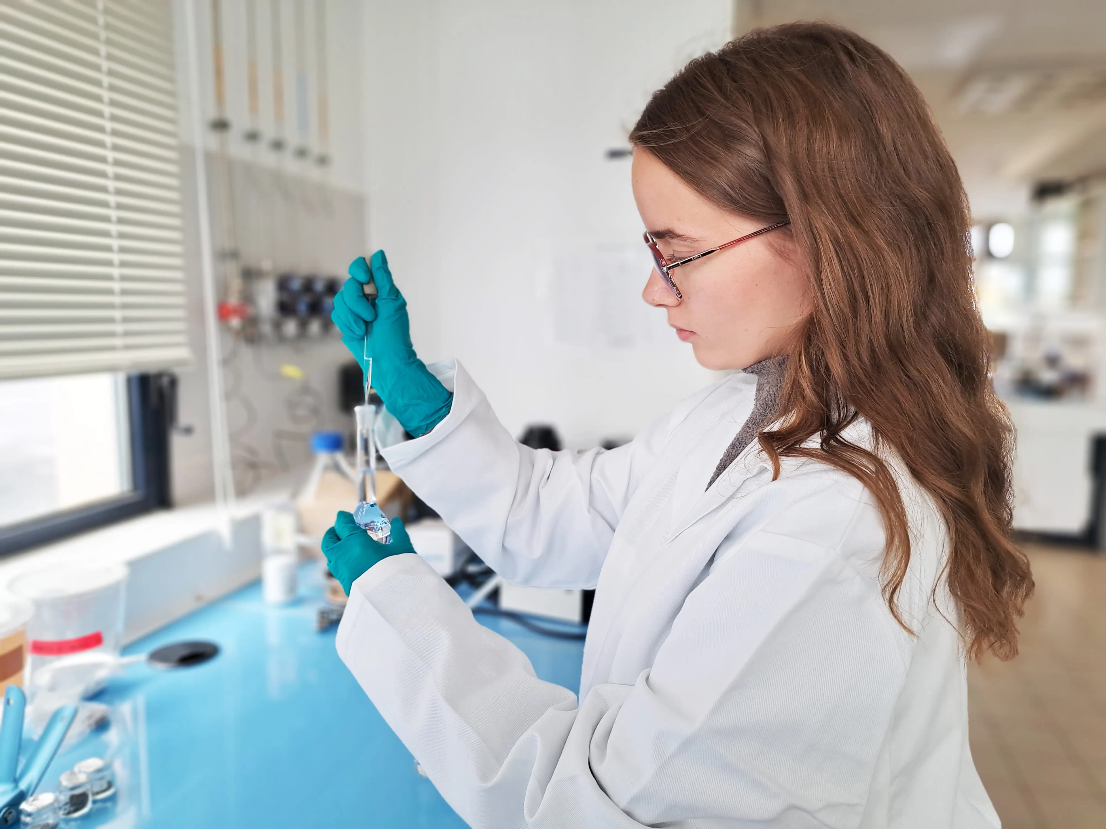 Analyses et tests au laboratoire du CEDRE