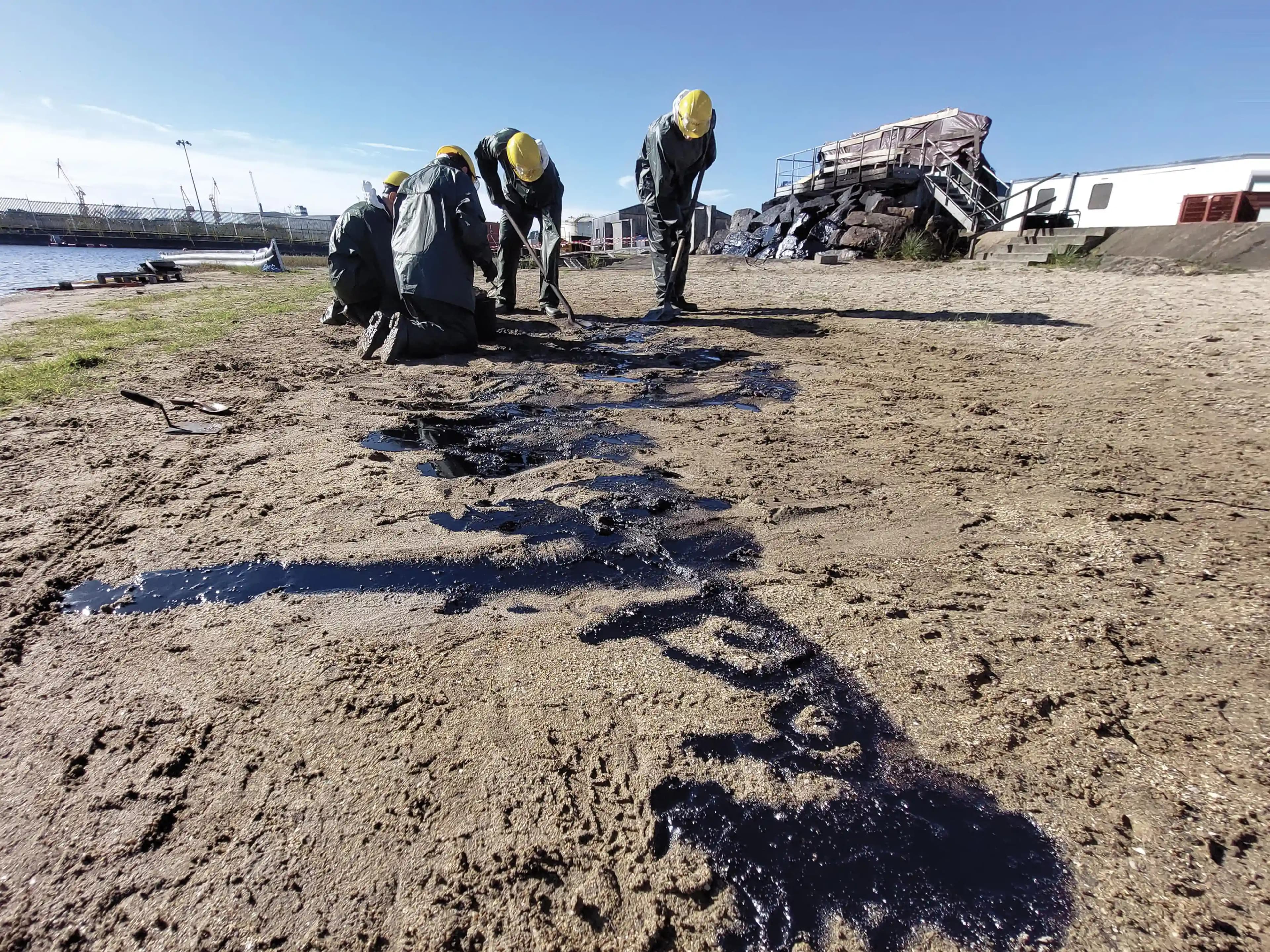 Marée noire sur une plage